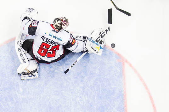 Malmö Redhawks målvakt Oscar Alsenfelt med en räddning