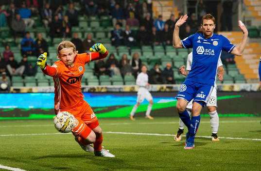 Sundsvalls målvakt William Eskelinen ser bollen gå