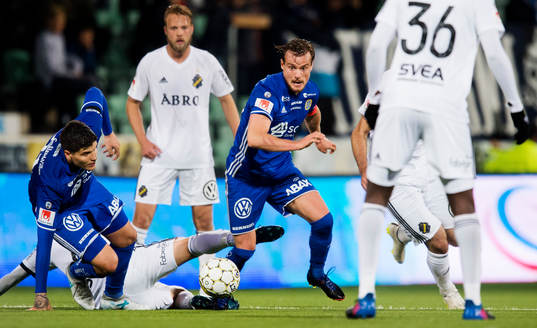 Sundsvalls Eric Larsson kommer ut med bollen ur en rörig