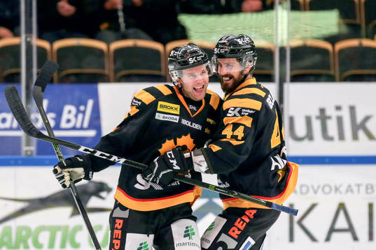 Skellefteås Mark Katic och Morgan Ellis jublar