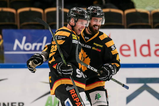 Skellefteås Mark Katic och Morgan Ellis jublar