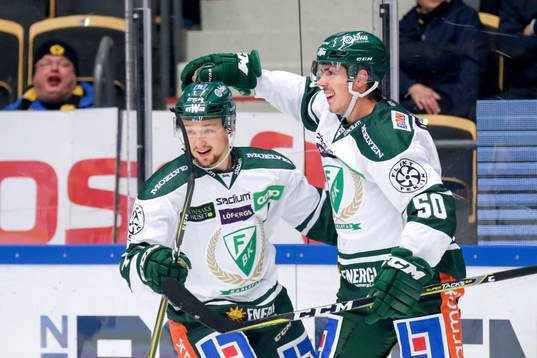 Färjestads Sebastian Erixon och Rasmus Asplund jublar