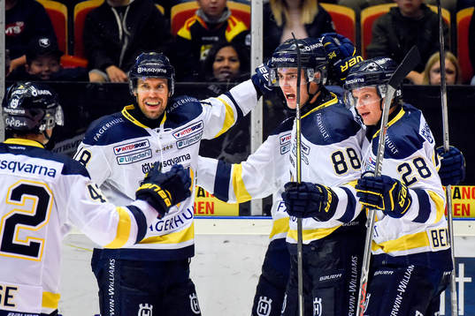 s Topi Jaakola, Pierre Engvall och Anton Bengtsson jublar
