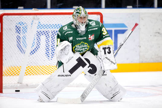 Björklövens målvakt Oscar Masiello värmer upp