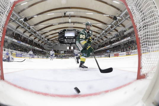 Björklövens Alex Hutchings lägger in 6-3 målet i öppen