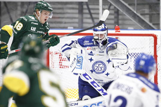 Björklövens Axel Ottosson försöker att styra in pucken