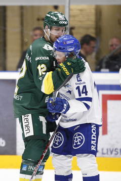 Björklövens Niklas Pavel pratar alvar med Leksands Oskar