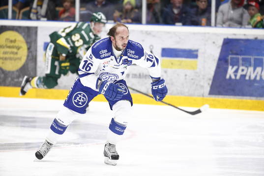Leksands Fredrik Lindgren  utan sin hjälm