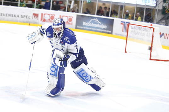Leksands målvakt Tex Williamsson lämnar sin målbur i 17e