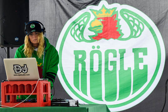 En discjockey underhåller utanför Lindab Arena