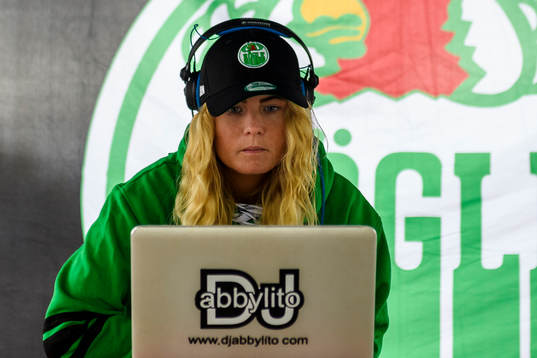 En discjockey underhåller utanför Lindab Arena