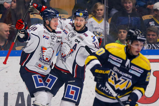 Linköpings Jacob Lilja jublar ihop med Andrew Gordon