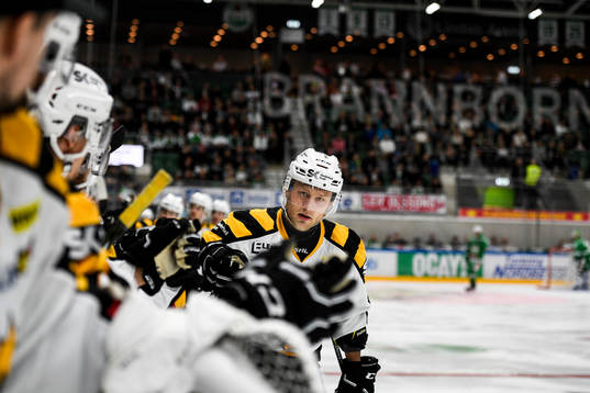Skellefteås Oscar Möller jublar med båset