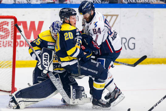 s målvakt Jonas Gunnarsson och Lawrence Pilut mot