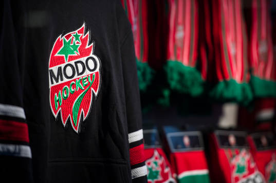 Modos klubbmärke på en tröja