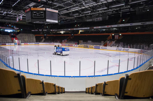 Isen spolas i Fjällräven Center