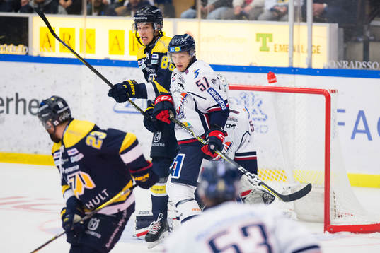 s Pierre Engvall och Linköpings Kristian Näkyvä i duell