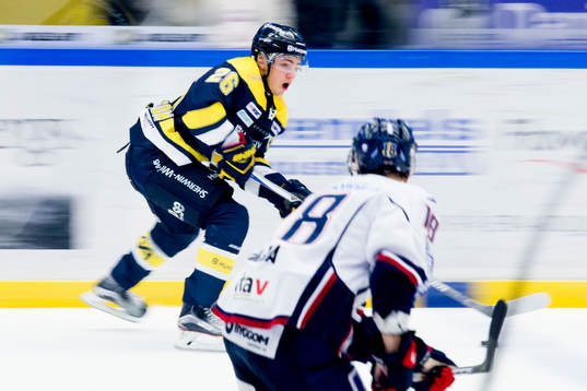s Erik Brännström med pucken