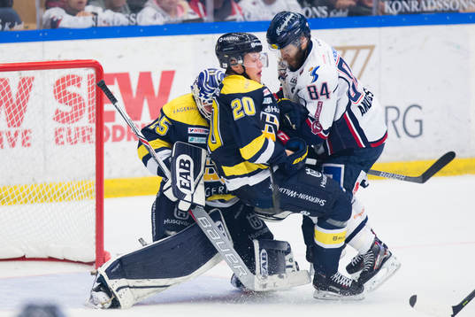 s Lawrence Pilut och Linköpings Jimmy Andersson i duell