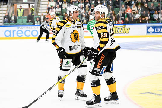 Skellefteås Jesper Olofsson jublar med Matt Anderson