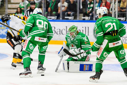 Oroligt framför Rögles målvakt Emil Kruse