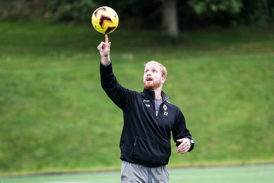 Karlskronas Joachim Rohdin värmer upp med fotboll