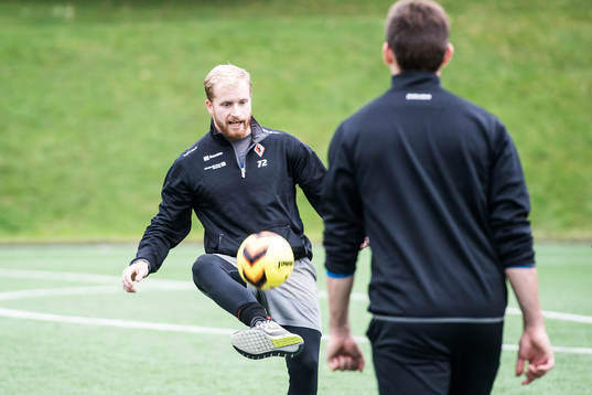 Karlskronas Joachim Rohdin  värmer upp med fotboll