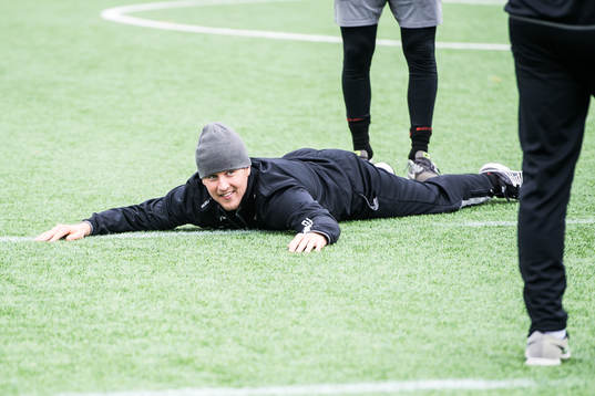 Karlskronas Marcus Paulsson värmer upp med fotboll