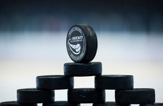 Puckar med Hockeyallsvenskans logga väntar på spelarna