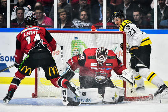 Brynäs Lucas Carlsson oroar framför Malmö Redhawks