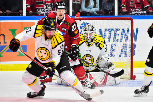 Malmö Redhawks Lars Bryggman mot Brynäs Marc Zanetti och