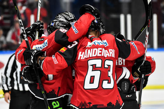 Malmö Redhawks spelare jublar