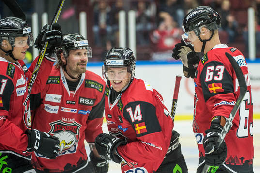 Malmö Redhawks Carl-Johan Lerby i mitten jublar