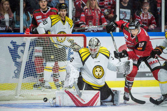 Malmö Redhawks Robin Alvarez mot Brynäs målvakt David