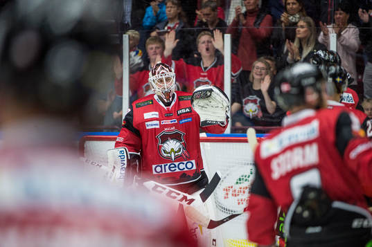 Malmö Redhawks målvakt Oscar Alsenfelt jublar