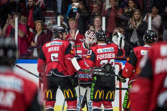Malmö Redhawks målvakt Oscar Alsenfelt jublar med Stefan