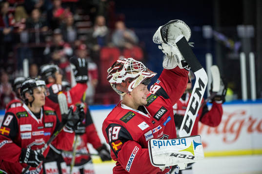 Malmö Redhawks målvakt Oscar Alsenfelt jublar