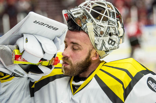 Brynäs målvakt David Rautio dricker vatten