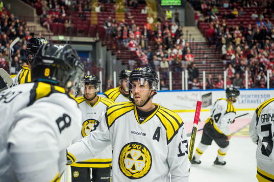 Brynäs Ryan Gunderson deppar med lagkamraterna
