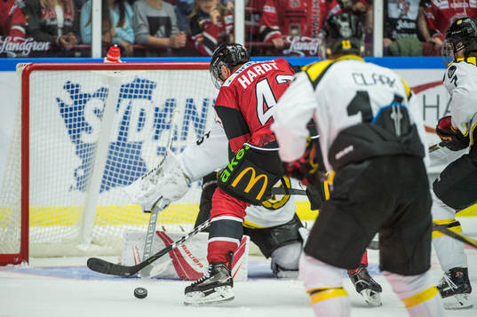 Malmö Redhawks Nichlas Hardt på väg att göra 5-1 på