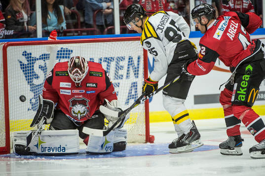 Brynäs Mikael Johansson mot Malmö Redhawks målvakt Oscar