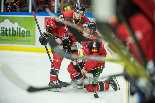 Malmö Redhawks Fredrik Händemark hjälper Tuukka