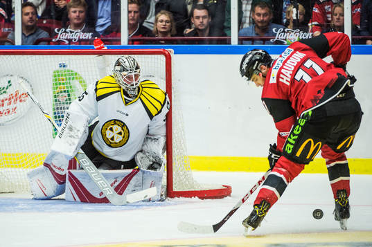 Malmö Redhawks Lukas Haudum  mot b<målvakt David Rautio