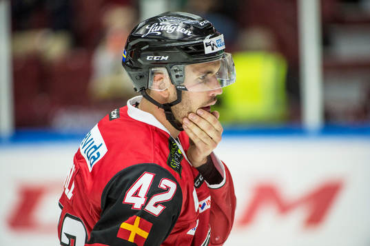 Malmö Redhawks Niklas Arell tar sig för munnen