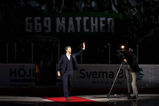 Rickard Wallin när hans tröja hissas