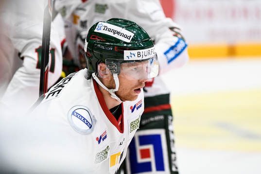 Frölundas Ryan Lasch nder ishockeymatchen i SHL mellan