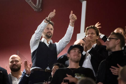 Rickard Wallin jublar och gör tummen upp