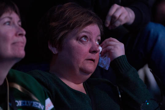 En Färjestads supporter gråter, deppar