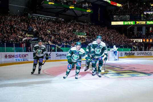Färjestads Marcus Nilsson och Johan Ryno jublar
