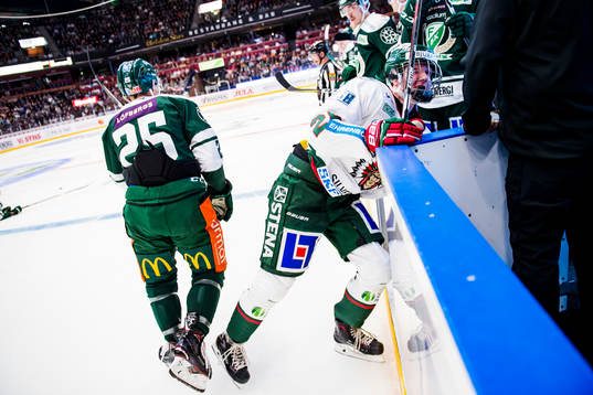 Frölundas Rasmus Dahlin blir tacklad in i båset